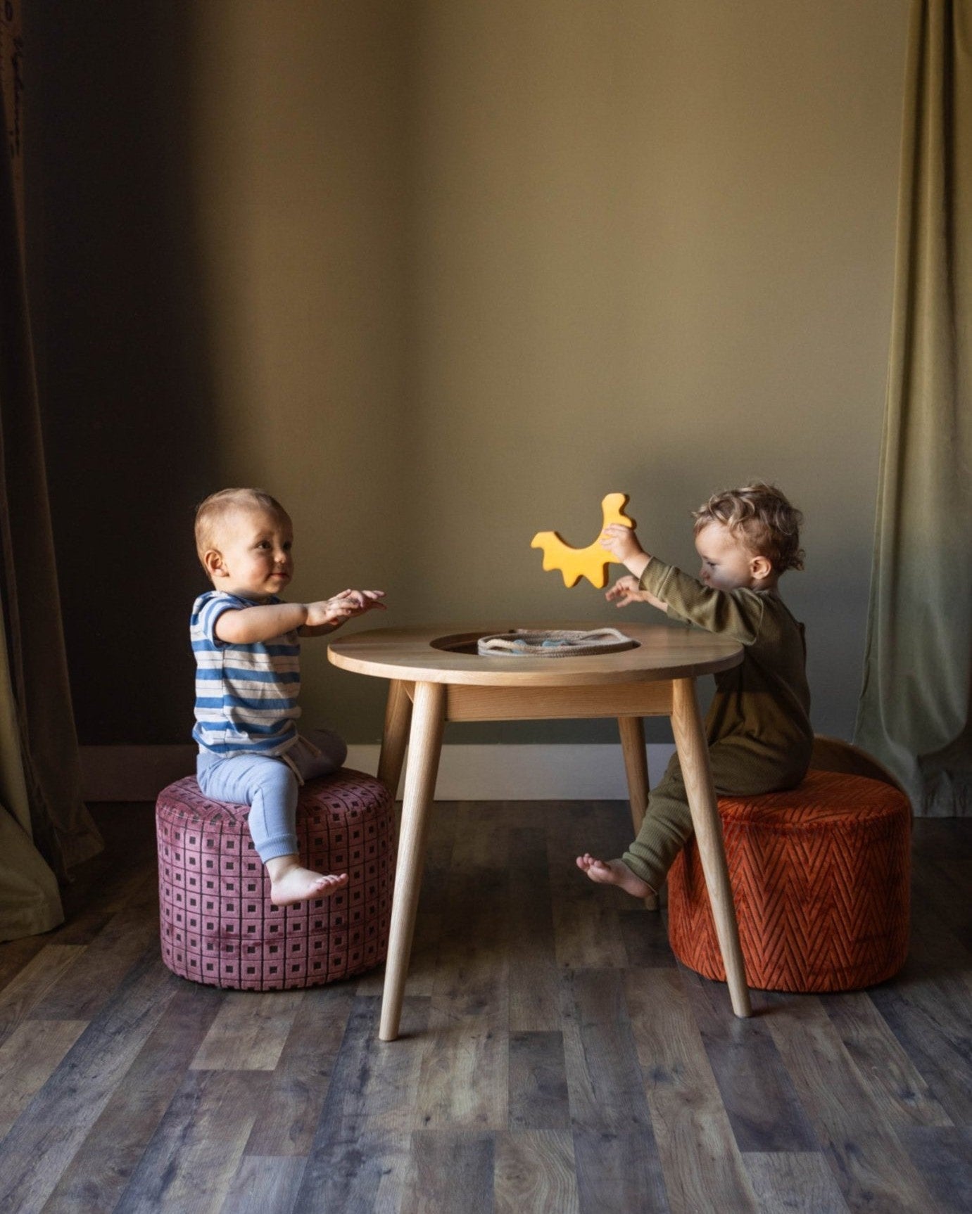 Ruben Round Children Table & Ottoman