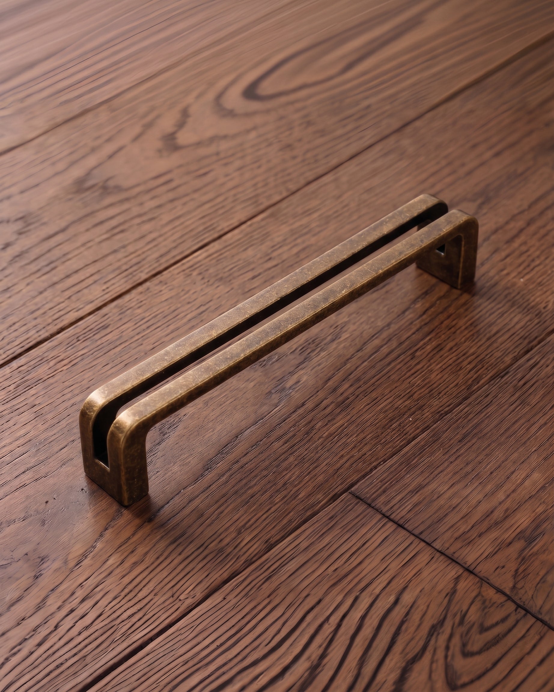 The Atelier Split-Bar Handle  – Aged Patina Brass