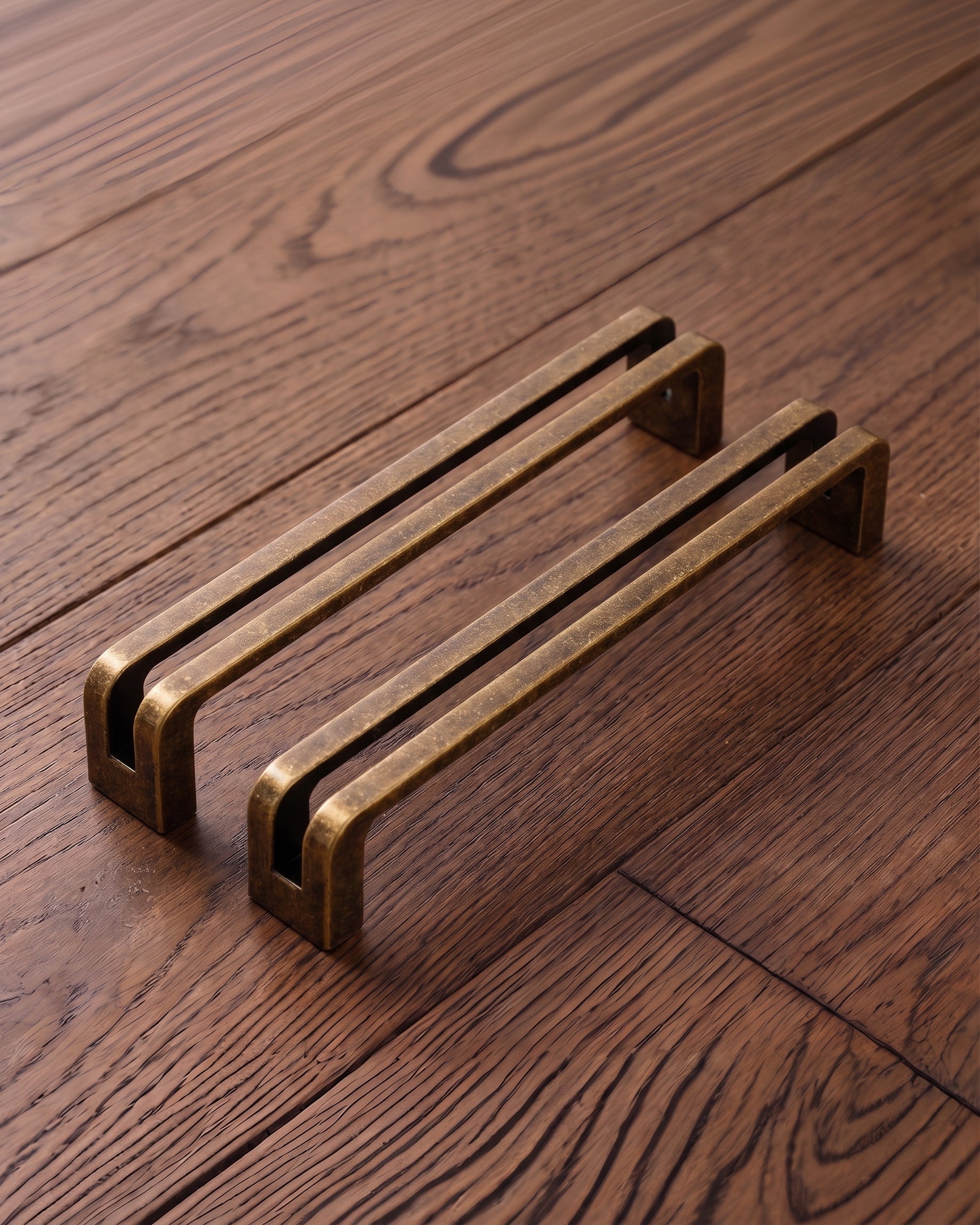 The Atelier Split-Bar Handle  – Aged Patina Brass