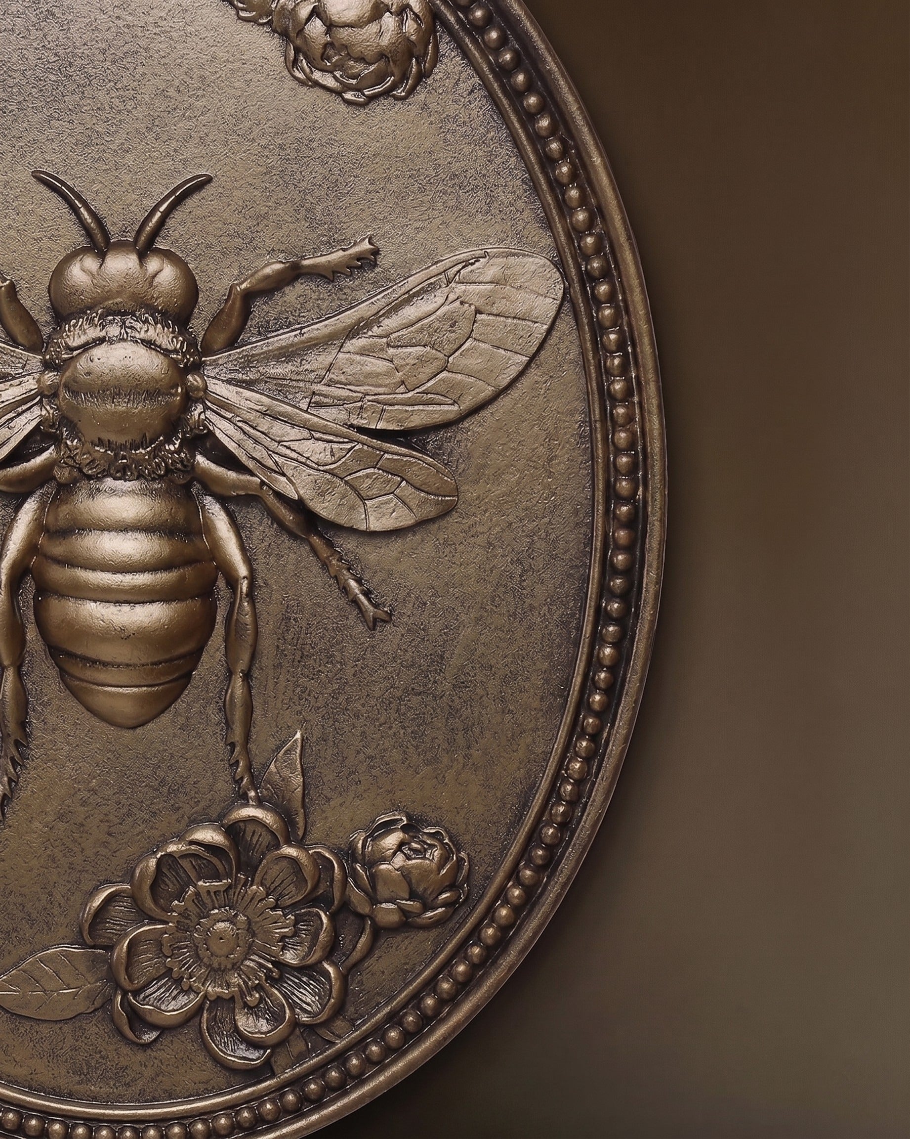 The Queen Bee Vintage-Style Medallion Oval Wall Plaque